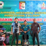 Kompol. Denis Leihitu (kiri) bersama dua atlit tembak NTT Hugo Christian Leihitu dan Arip Riwu (kiri ke kanan)