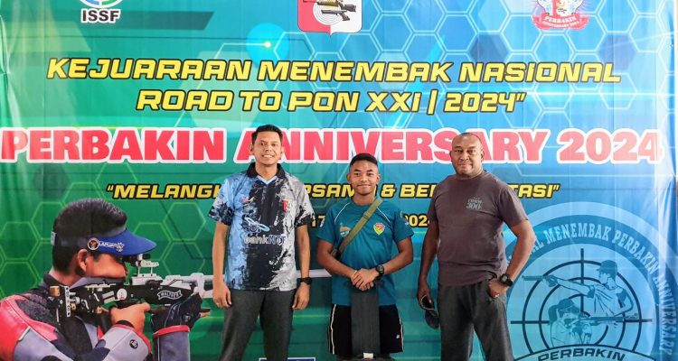 Kompol. Denis Leihitu (kiri) bersama dua atlit tembak NTT Hugo Christian Leihitu dan Arip Riwu (kiri ke kanan)