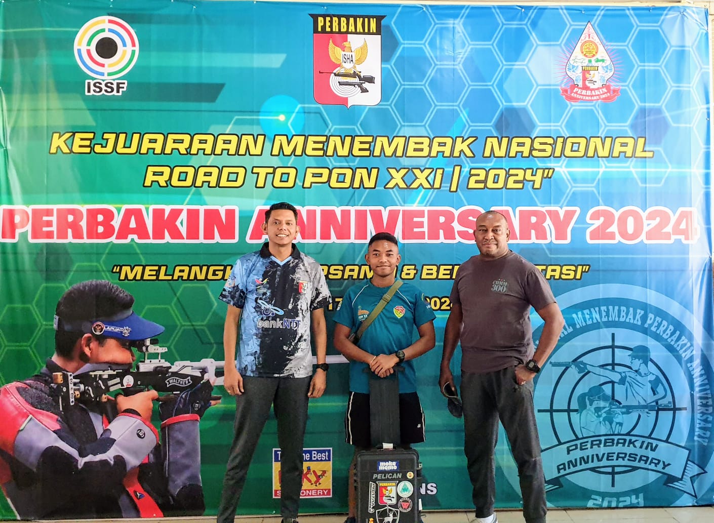 Kompol. Denis Leihitu (kiri) bersama dua atlit tembak NTT Hugo Christian Leihitu dan Arip Riwu (kiri ke kanan)